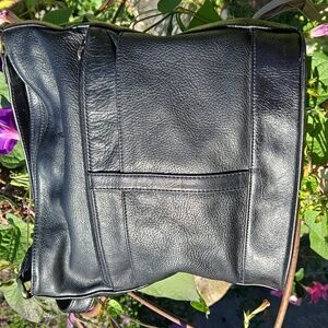 CARRIAGE HOUSE Black Leather Crossbody/Shoulder Bag EUC UNISEX   (BIN 001)
